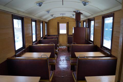 Der Rittersgrüner Traglastenwagen 970-617 verfügt nun über Tische und das Sitzgestühl von 970-586.