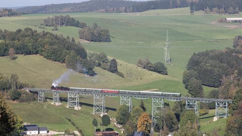50 3616-5 überquerte am 4. Oktober 2014 mit dem VSE-Museumszug das Markersbacher Viadukt.