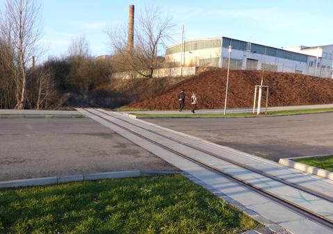 Die Stadtverwaltung Leipzig ließ 2014 in Lindenau diesen Bahnübergang errichten. Ihn will in Zukunft die Museumsfeldbahn Leipzig-Lindenau an ihr Netz anschließen.