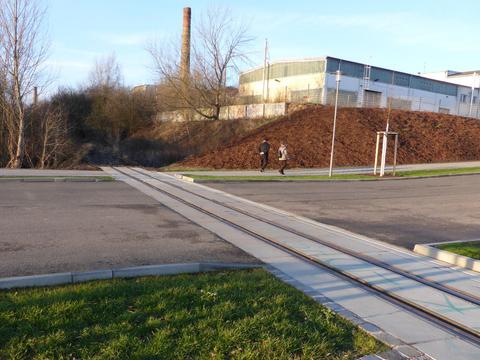 Die Stadtverwaltung Leipzig ließ 2014 in Lindenau diesen Bahnübergang errichten. Ihn will in Zukunft die Museumsfeldbahn Leipzig-Lindenau an ihr Netz anschließen.