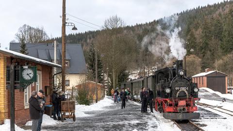 Rund 3400 Fahrgäste konnten zu den Fahrtagen zum Jahreswechsel begrüßt werden. Armin-Peter Heinze stattete dem Bahnhof Schmalzgrube am Neujahrstag einen Besuch ab.