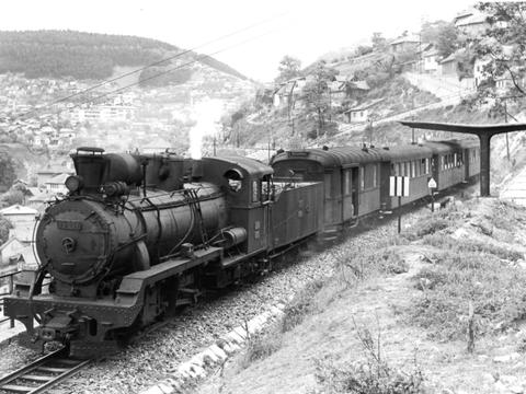 Vor den Schnellzügen auf den 760-mm-Strecken Bosniens kam unter anderem die Reihe 85 zum Einsatz, hier 85-038 der JŽ im Jahr 1968 in der Nähe von Sarajevo. In diesem Jahr verkehrte dort auch ein vierteiliger Dieseltriebwagen.