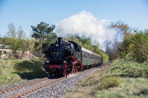 Am 5. Mai 2019 war die 86 1333-3 als „86 1323-4“ auf Usedom mit inseltypischen Witte-Windleitblechen unterwegs. Achim Rickelt traf den Zug bei der Einfahrt in den Haltepunkt Heringsdorf Neuhof.