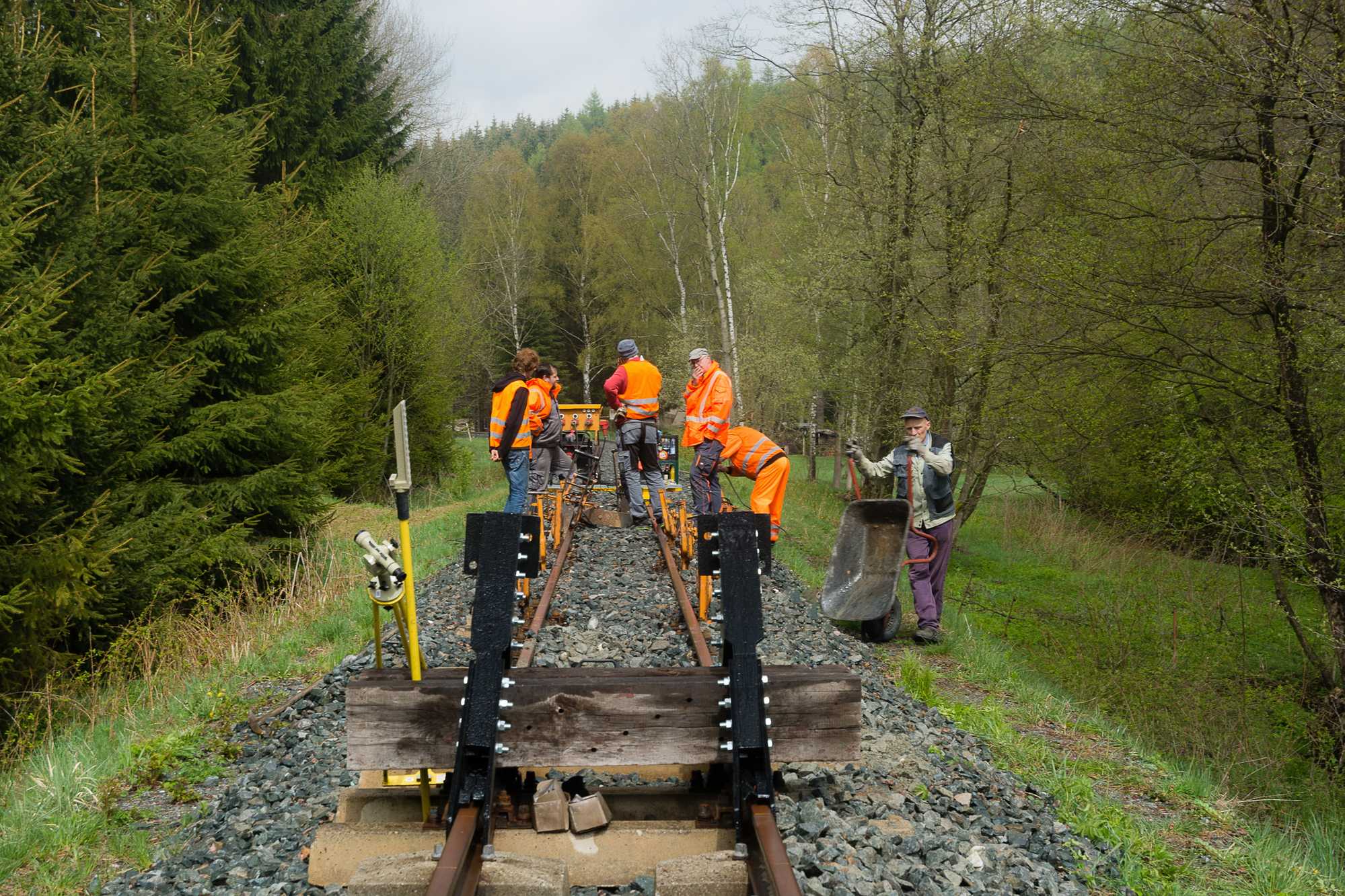 Beim Arbeitseinsatz am 11. Mai fanden Stopfarbeiten am neuen Gleis in der südlichen Bahnhofseinfahrt statt.