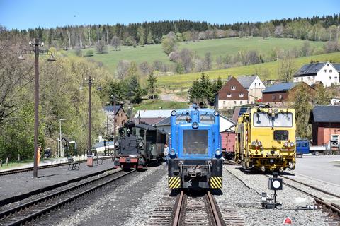 In Steinbach belegten am 25. Mai 2019 die I K Nr. 54, die Diesellok 199 008-4 (V10C) und die Gleisstopfmaschine drei der vier Gleise.