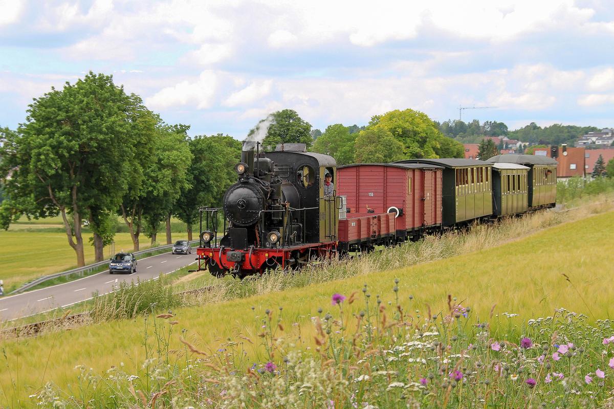 Seit 1994 kommt die im Jahr 1913 von der Maschinenfabrik Esslingen mit der Fabriknummer 3711 für die Härtsfeldbahn gebaute Lok 12 auf der Härtsfeld-Museumsbahn zuverlässig zum Einsatz. Werner Kuhn fotografierte diese Bh2t am 25. Juni 2017 bei der Fahrt über den Klosteracker in Neresheim.
