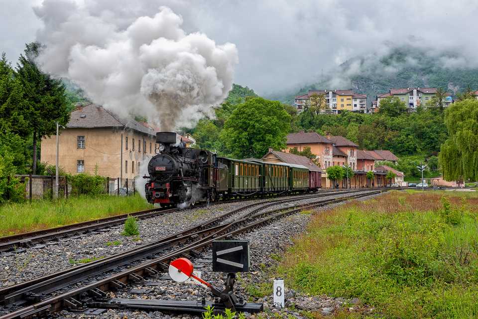 Vom einst imposanten Bahnhof Višegrad wurden lediglich drei Gleise wiederaufgebaut. Die 83-052 verließ die heutige Endstation am 16. Mai 2019 mit einem Fotozug in Richtung Mokra Gora.