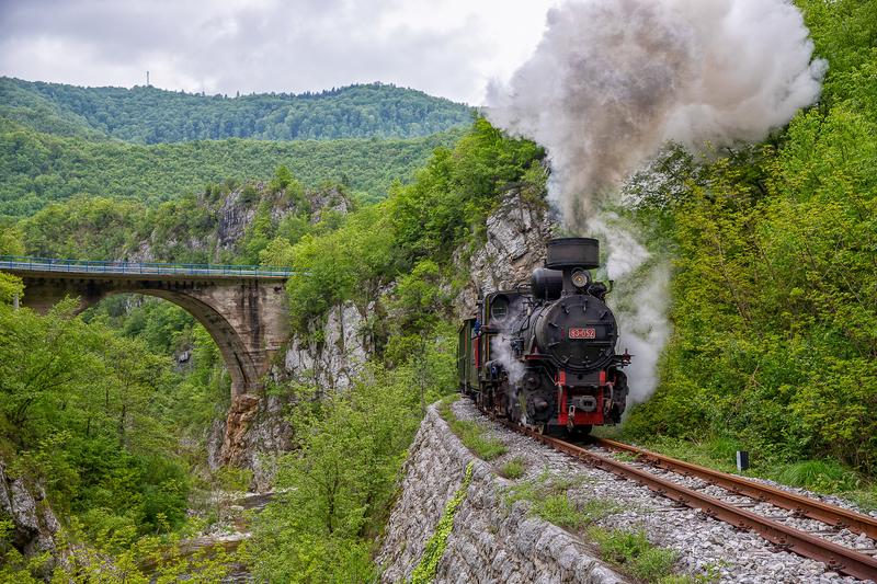 Durch die Schluchten des Balkans war die Dampflok 83-052 am 16. Mai 2019 zwischen Dobrun und Vardište auf der ehemaligen Bosnischen Ostbahn unterwegs. Eisenbahnromantik auf 760 mm pur!