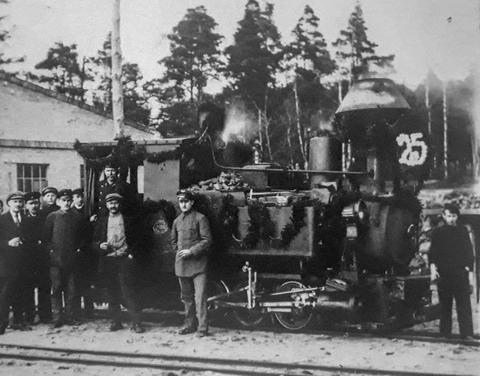 Die Waldeisenbahn Muskau feierte 1921 ihr 25-jähriges Bestehen. Dazu stand die Lok „Graf Armin“ geschmückt vor dem Depot in Krauschwitz – damals noch ohne Schlepptender.