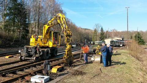 Ende März unterstützte ein Zweiwegebagger der Firma HMT aus der Nähe von Hoyerswerda die Gleisbauarbeiten im Eisenbahnmuseum Schwarzenberg.