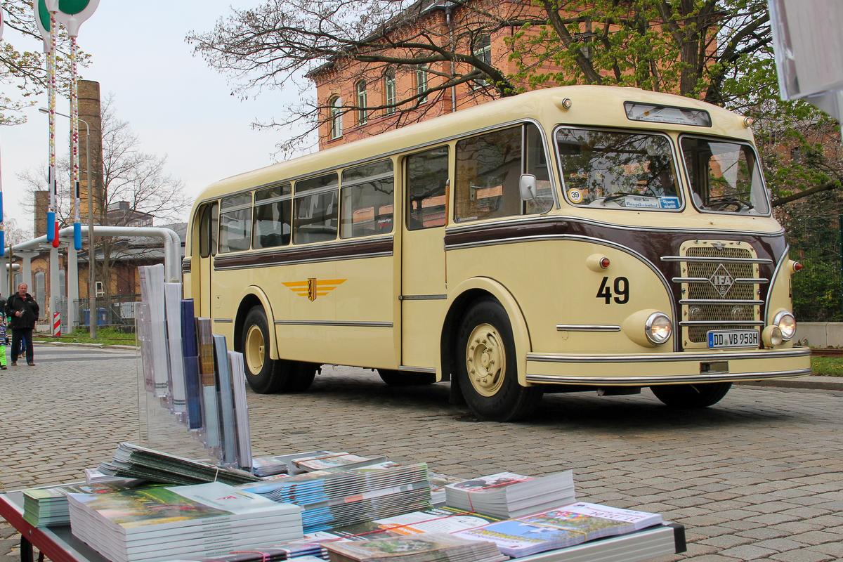 Vom Infostand des VSE und der IGP bot sich beim Dresdner Dampfloktreffen im April wieder ein Blick auf die historischen Busse, die als Zubringer verkehrten.