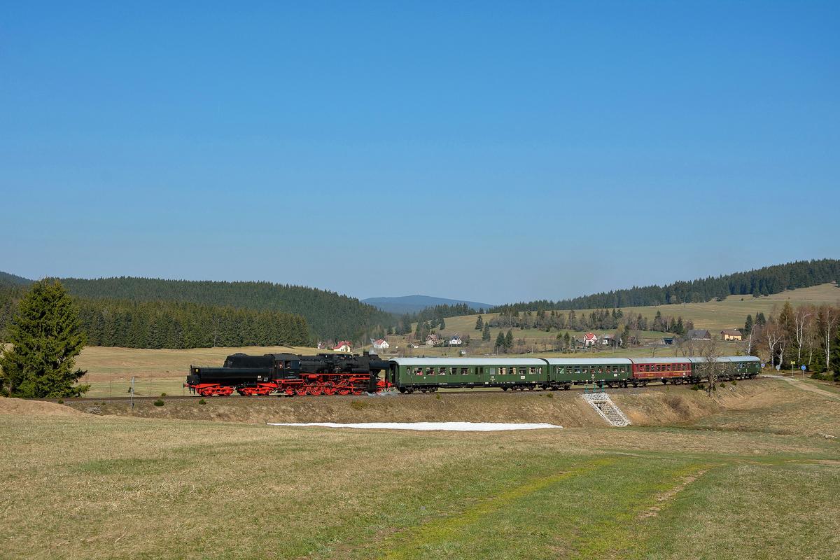 Bei der Fahrt von Aue nach Nejdek (Neudek) erklomm der VSE-Sonderzug mit der 52 8079-7 (DampfPlus) am 21. April 2019 den Kamm des Erzgebirges.