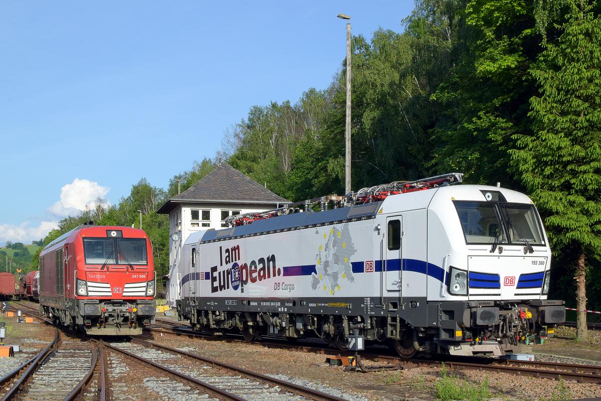 Im Rahmen der 27. Schwarzenberger Eisenbahntage stellte DB Cargo u. a. die Diesellok 247 906 und die Ellok 193 360 in Schwarzenberg aus.