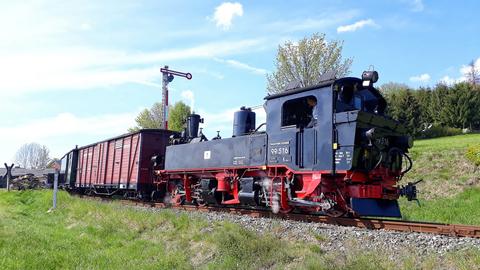 Am 19. Mai 2019 kam hinter dem Gepäckwagen 974-320 der vierachsige gedeckte Güterwagen 97-13-61 einmal wieder in Schönheide zum Einsatz.