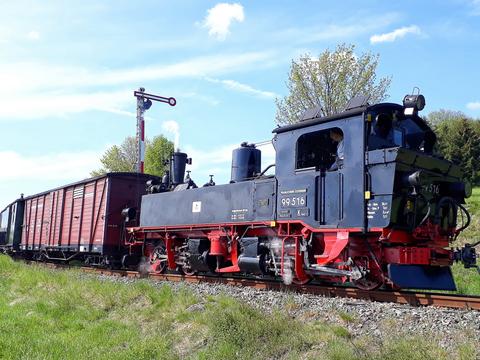 Am 19. Mai 2019 kam hinter dem Gepäckwagen 974-320 der vierachsige gedeckte Güterwagen 97-13-61 einmal wieder in Schönheide zum Einsatz.