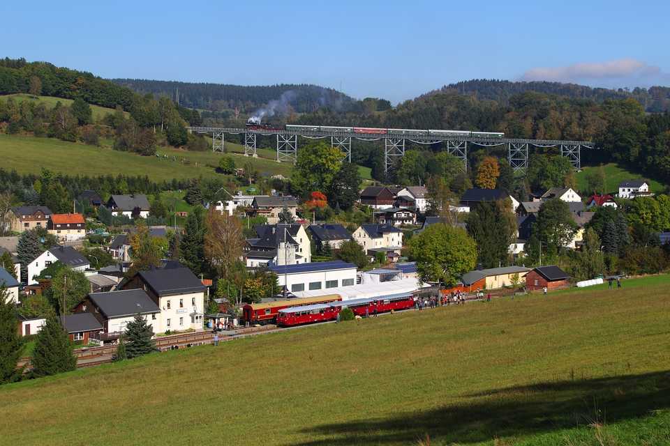 Richtig viel los war auf jeden Fall zum 125. Streckenjubiläum der BSg-Linie Annaberg-Buchholz – Schwarzenberg, wo in Markersbach nicht nur der „Ferkeltaxi“-Zug, sondern auch der EAB-Dampfzug mit 50 3616-5 am 3. Oktober 2014 von Fabian Schenk im Bild festgehalten wurden.
