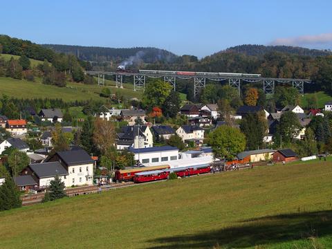 Richtig viel los war auf jeden Fall zum 125. Streckenjubiläum der BSg-Linie Annaberg-Buchholz – Schwarzenberg, wo in Markersbach nicht nur der „Ferkeltaxi“-Zug, sondern auch der EAB-Dampfzug mit 50 3616-5 am 3. Oktober 2014 von Fabian Schenk im Bild festgehalten wurden.