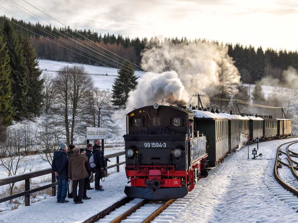 Zu den „Nikolausfahrten“ der Preßnitztalbahn kam am 6. Dezember die 99 1594-3 zum Einsatz und gab eine erste Impression vom Winter 2019/20, hier an der Ausstellungs- und Fahrzeughalle.