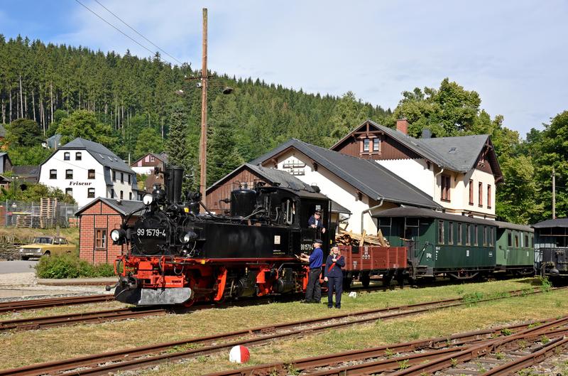 Zum Fototag im Sächsischen Schmalspurbahn-Museum Rittersgrün wurden am 6. Juli 2019 wieder verschiedene Betriebssituationen nachgestellt. Rainer Steger fotografierte dabei diesen vermeintlich gerade in Oberrittersgrün angekommenen Pmg mit der Dampflok 99 1579-4, dahinter der Güterwagen 97-09-78.