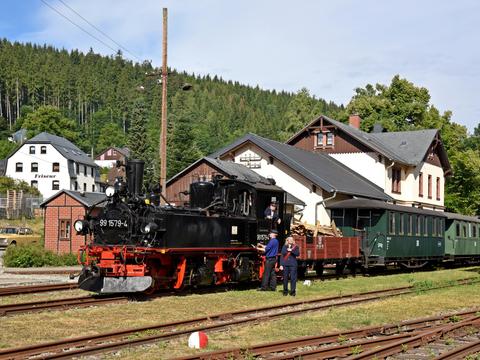 Zum Fototag im Sächsischen Schmalspurbahn-Museum Rittersgrün wurden am 6. Juli 2019 wieder verschiedene Betriebssituationen nachgestellt. Rainer Steger fotografierte dabei diesen vermeintlich gerade in Oberrittersgrün angekommenen Pmg mit der Dampflok 99 1579-4, dahinter der Güterwagen 97-09-78.