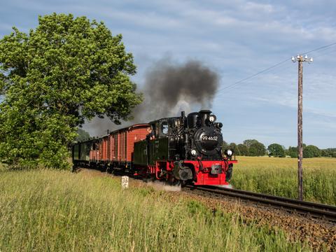 Zum Bahnhofsfest in Putbus kam die Schlepptenderlok 99 4652 auch mit einem Zweiachser-Pmg zum Einsatz, den Achim Rickelt zwischen Beuchow und der Feststation am 16. Juni 2019 aufnahm.