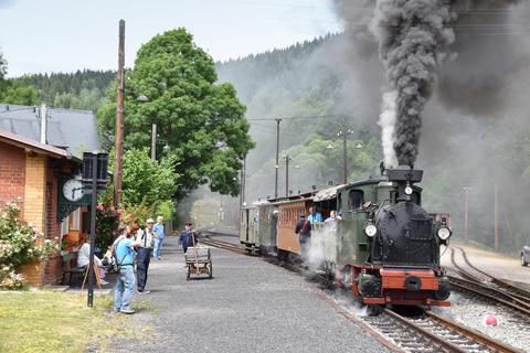 Vor der Fahrt von Schmalzgrube nach Jöhstadt legte der Heizer der I K Nr. 54 am 7. Juli 2019 kräftig Kohlen nach, so dass sich der C-Kuppler mit einem großen Rußkegel in Bewegung setzte.