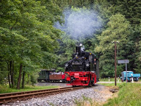 Nach in Meiningen ausgeführten Rest­arbeiten kommt die 99 1594-3 seit Juli oft auf der Preßnitz­tal­bahn zum Einsatz, hier am 27. Juli 2019 kurz vor dem Bahnübergang Grumbacher Straße.