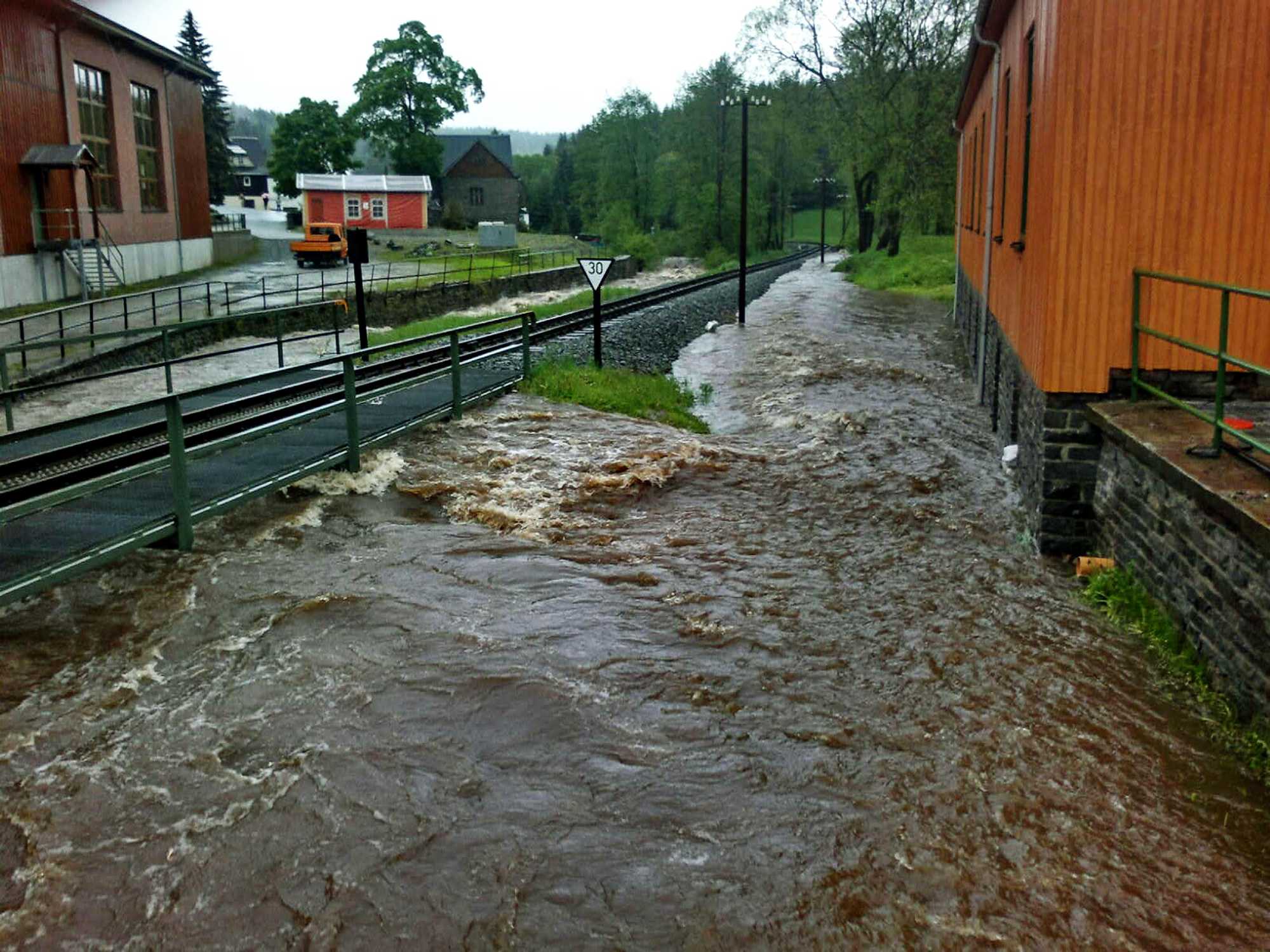 Markantes Bild vom Hochwasser am 2. Juni 2013 an der Lagerhalle bei Kilometer 22,2.