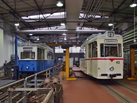 Nach dem Abladen steht der restaurierte Tw 43 am 3. September in der Werkstatt der TWSB. Nebenan erhält der Tw 39 eine Bedarfsausbesserung an Fahrwerk und Antrieb.