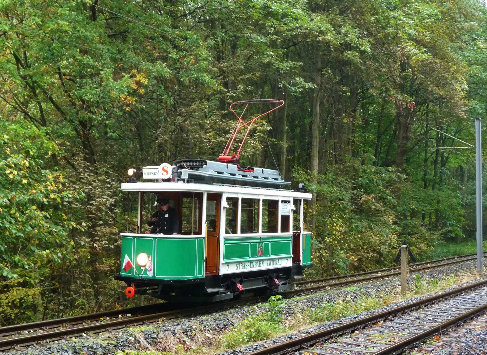Ein Triebwagen mit offenen Plattformen ist auf der Waldbahn etwas Besonderes, da im Eröffnungsjahr 1929 nur noch wenige Betriebe überhaupt Fahrzeuge mit unverglasten Bühnen nutzten.