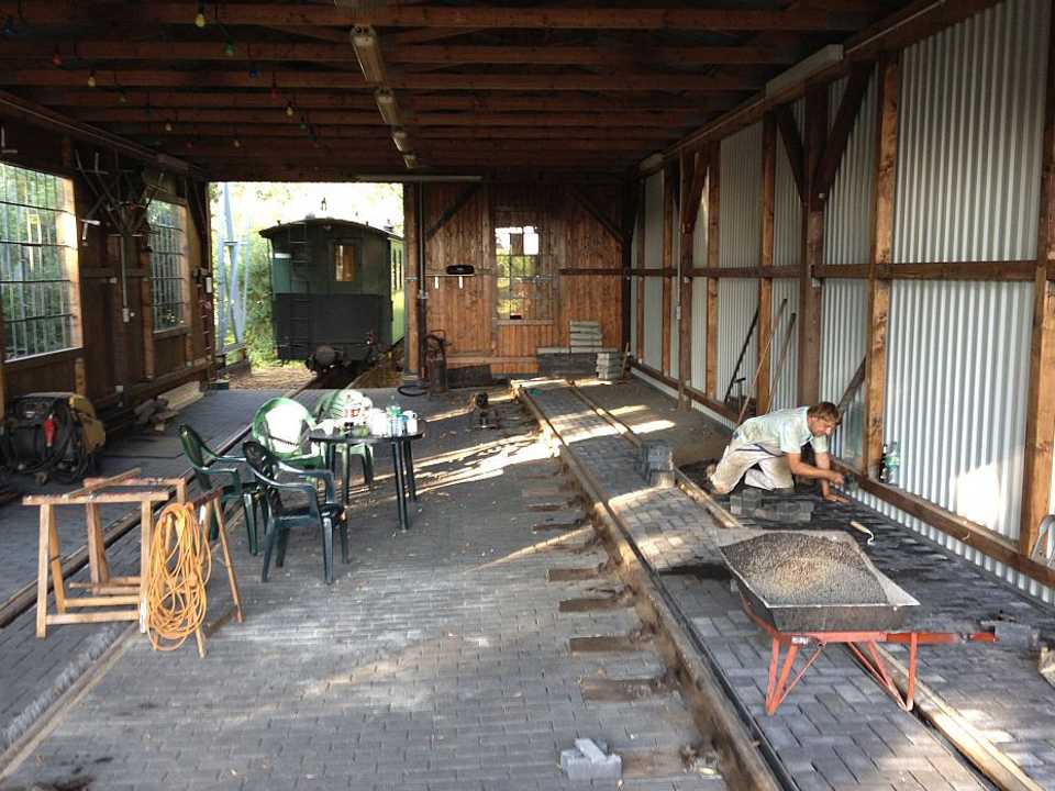 Der Umbau der bisherigen „Überdachung“ in Mesendorf zu einem Lokschuppen schritt in den vergangenen Wochen voran, dazu gehörte das Pflastern des Bodens.