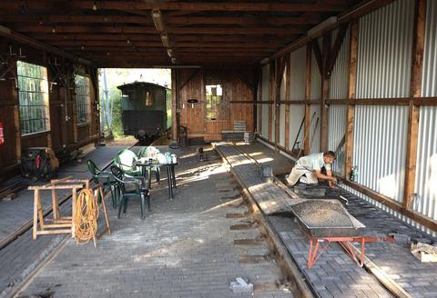 Der Umbau der bisherigen „Überdachung“ in Mesendorf zu einem Lokschuppen schritt in den vergangenen Wochen voran, dazu gehörte das Pflastern des Bodens.