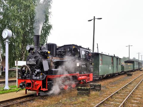 P 12234 steht mit Gastlok 99 4511-4 am trüben 13. September 2014 im 130jährigen Schmalspurbahnhof Mügeln für die Weiterfahrt nach Glossen bereit, als Joachim Jehmlich den Auslöser betätigt.