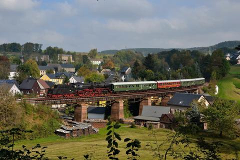 Der EAB-Dampfzug, geführt von 50 3616-5, rollt über die seltener fotografierten Viadukte von Markersbach.