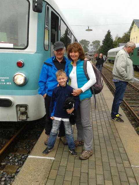 Zum Geburtstag mit der Erzgebirgischen Aussichtsbahn – diesen Wunsch erfüllten die Großeltern ihrem Enkel Denny Ullmann gerne. Zur Erinnerung gab es noch ein Familienfoto vor dem Zug.
