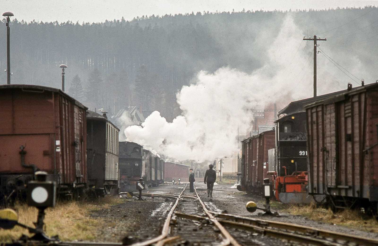 Der alte Bahnhof Jöhstadt ist die Kulisse für diese Aufnahme von Wolfgang Schumacher aus dem Dezember 1976. Auf dem Gleis vor dem Güterschuppen waren regelmäßig nicht betriebsfähige IV K abgestellt, darunter auch 99 1594-3, bevor sie 1977 nach Norwegen verkauft wurde.