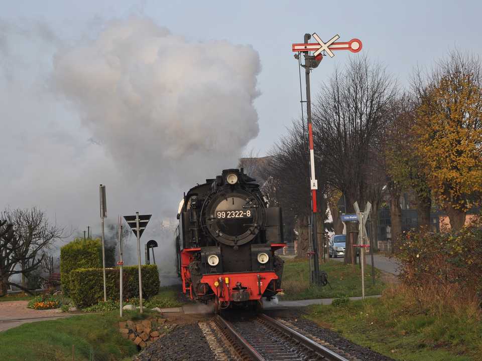 99 2322-8 passiert am 27. November 2014 das wieder aufgestellte Einfahrsignal des Bahnhofes Kühlungsborn West.
