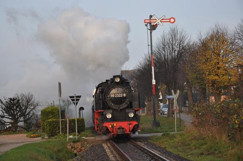99 2322-8 passiert am 27. November 2014 das wieder aufgestellte Einfahrsignal des Bahnhofes Kühlungsborn West.