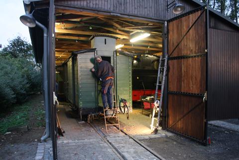 In der inzwischen vollständig gepflasterten Fahrzeughalle in Mesendorf erneuerten die Mitglieder des Pollo-Vereins bis Oktober Teile des Gepäckwagens 975-312.