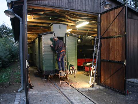 In der inzwischen vollständig gepflasterten Fahrzeughalle in Mesendorf erneuerten die Mitglieder des Pollo-Vereins bis Oktober Teile des Gepäckwagens 975-312.