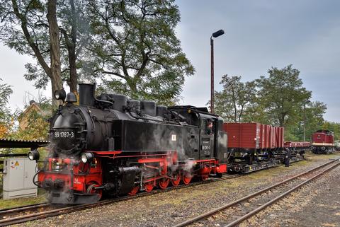 Für einen Fotogüterzug schob 112 331-4 Regelspurwagen im Bahnhof Zittau auf die schmalspurigen Rollwagen – eine einst alltägliche Arbeit, die Joachim Jehmlich am 10. Oktober 2014 noch einmal beobachten konnte.