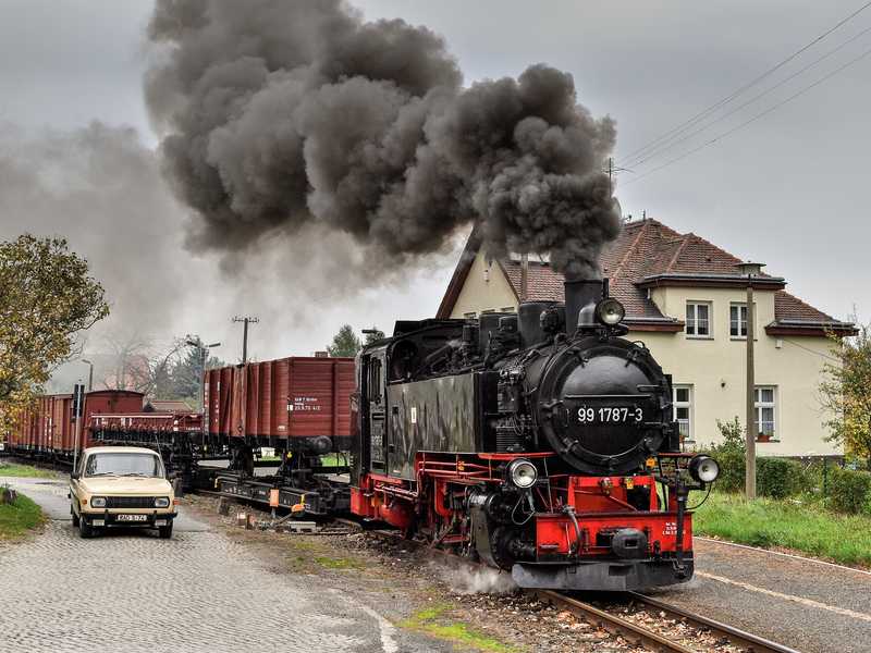 Ebenfalls im Bild festgehalten wurde von ihm am darauffolgenden Tag Ng 442 von Zittau nach Oybin, der hier gerade den Bahnhof Olbersdorf Oberdorf verlässt.