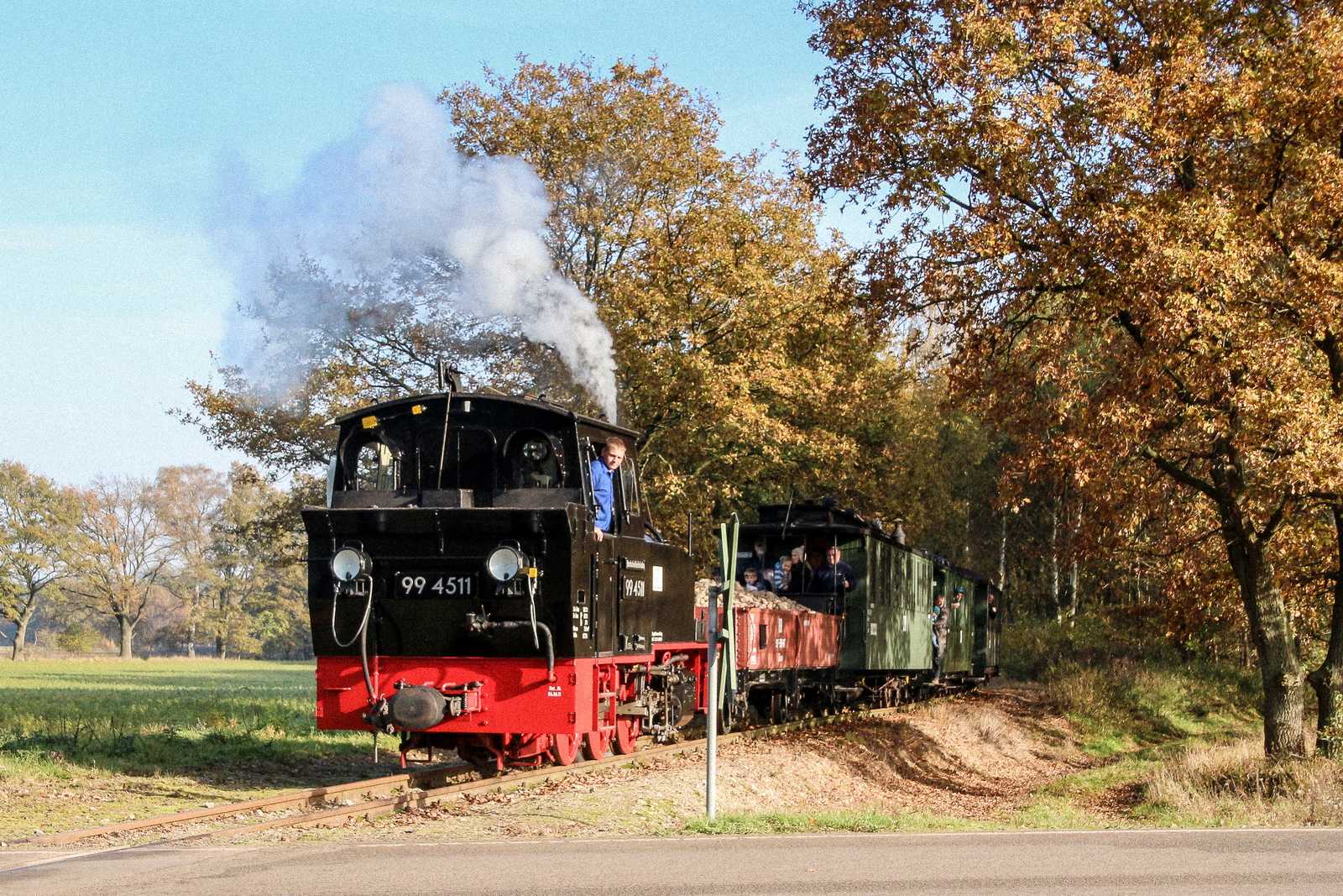 Kartoffeln waren das Ladegut des Pmg, mit dem „Meppel“ 99 4511 hier durch ihre alten Heimat zwischen Mesendorf und Lindenberg zuckelt. Mario Wolf konnte diesen Zug am 1. November 2014 in der Prignitz beobachten.