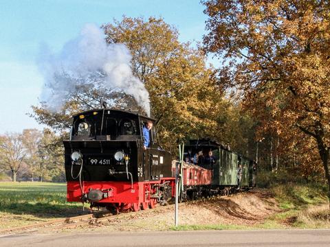 Kartoffeln waren das Ladegut des Pmg, mit dem „Meppel“ 99 4511 hier durch ihre alten Heimat zwischen Mesendorf und Lindenberg zuckelt. Mario Wolf konnte diesen Zug am 1. November 2014 in der Prignitz beobachten.