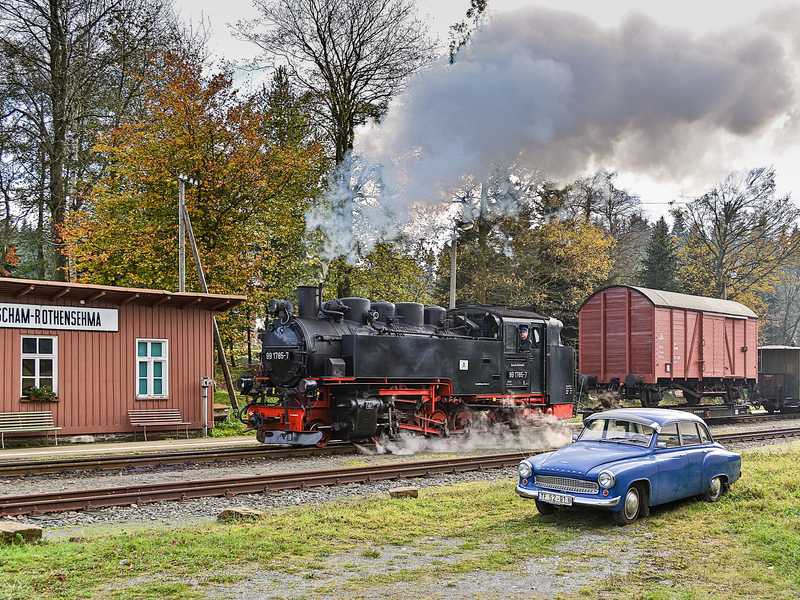 Schon deutlich weniger buntes Laub ist ein paar Tage zuvor am 25. Oktober 2014 auf der Fichtelbergbahn zu sehen, als dieser Gmp mit 99 1785-7 an Rainer Steger vorüber donnert.