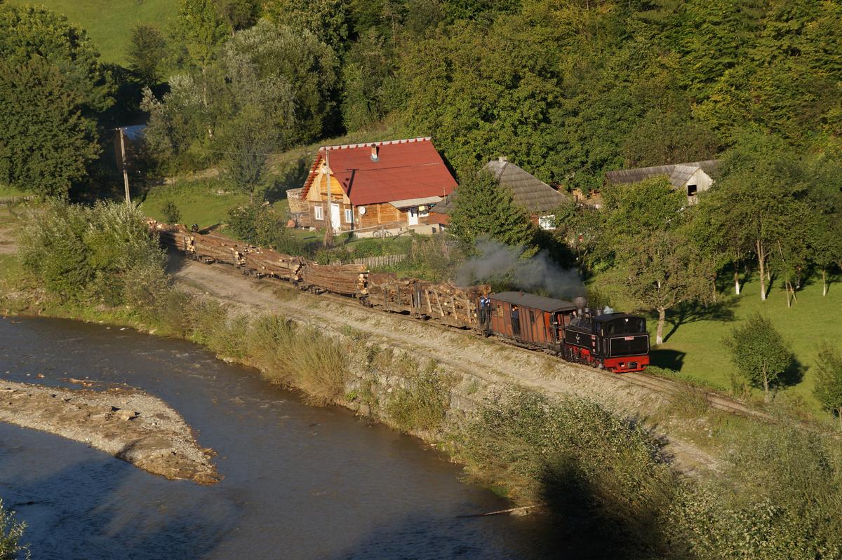 Einer der Fotozüge für deutsche Waldbahnfreunde, hier am 24. September auf der Wassertalbahn zwischen den Stationen Novat und Valea Scradei, in dessen Ortslage diese Aufnahme entstand.