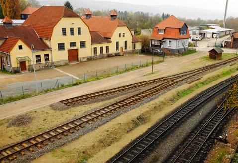 Blick auf die im Oktober in Gernrode neu verlegten Gleise. Im Vordergrund sind die beiden Betriebsgleise der HSB zu sehen.