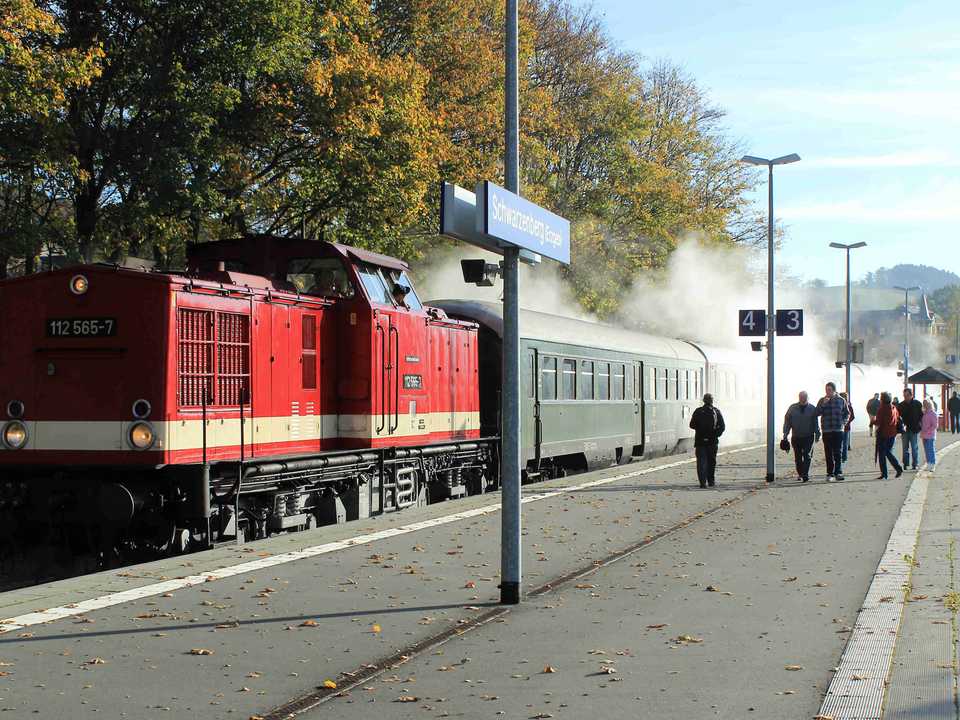 Am 25. Oktober 2014 wartete der an diesem Tag von 112 565-7 der PRESS gezogene VSE-Museumszug in Schwarzenberg auf die gut gelaunten Fahrgäste nach Altenburg.