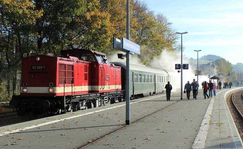 Am 25. Oktober 2014 wartete der an diesem Tag von 112 565-7 der PRESS gezogene VSE-Museumszug in Schwarzenberg auf die gut gelaunten Fahrgäste nach Altenburg.