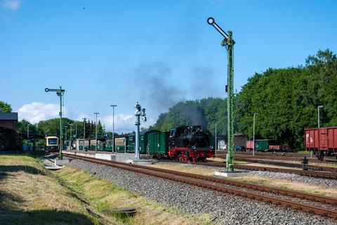 Das Erscheinungsbild des Bahnhofs Putbus werten seit Juni 2019 zwei weitere Formsignale auf, die anstelle der bisherigen Hl-Lichtsignale als Ausfahrsignale nach Lauterbach Mole dienen. Die Aufnahme mit einem von 99 4801-9 geführten Zug entstand am 7. Juni 2019.
